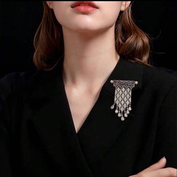 Regal Elegance Crystal Brooch-Vintage Art Deco Pin with Pearls and Gem Accents - Picture 5 of 10